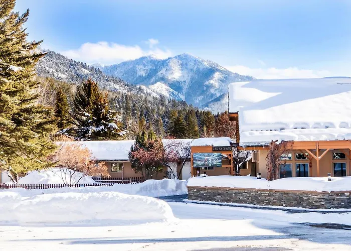 Flying Saddle And Steak House Lodge Alpine